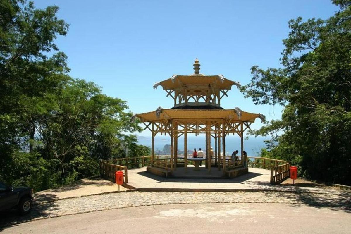 um mirante com uma cruz no topo