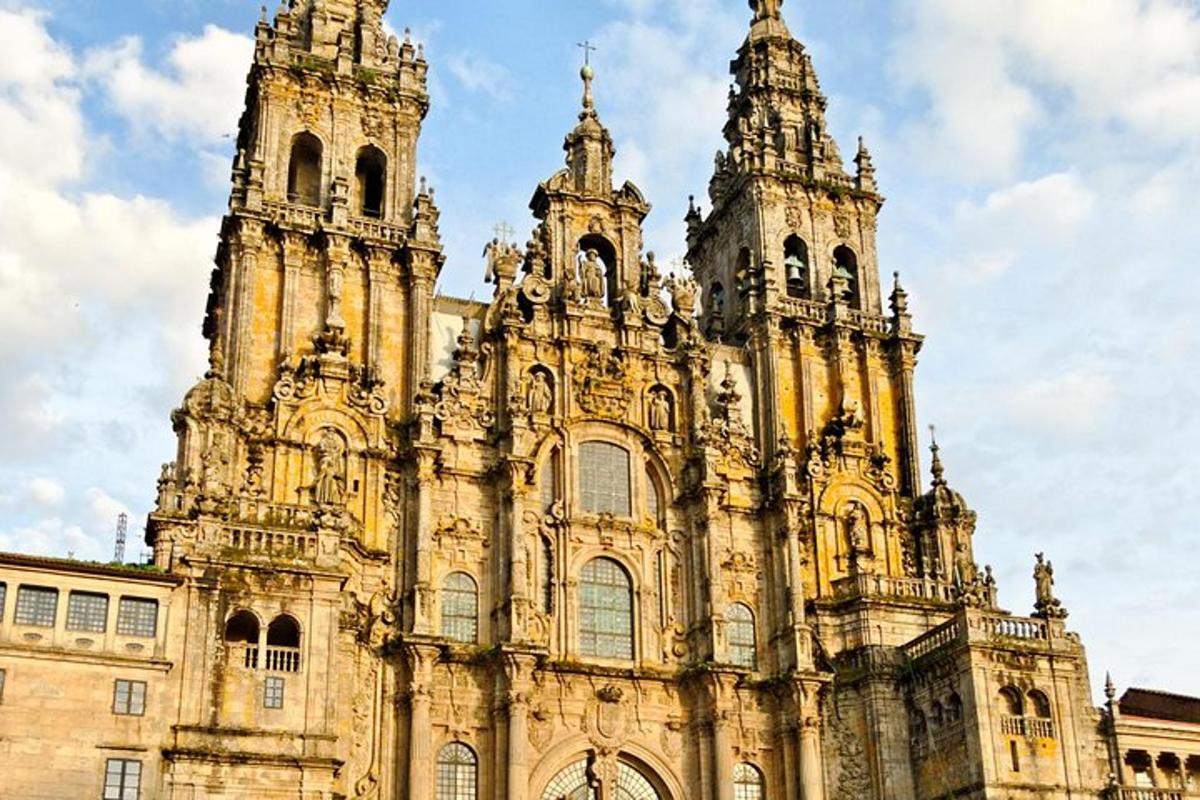 um edifício antigo com duas torres no topo