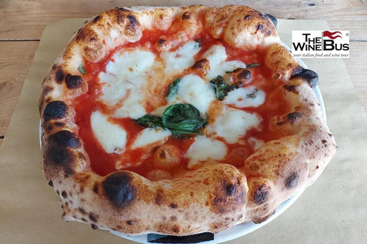 pizza yang terletak di atas pinggan di atas meja