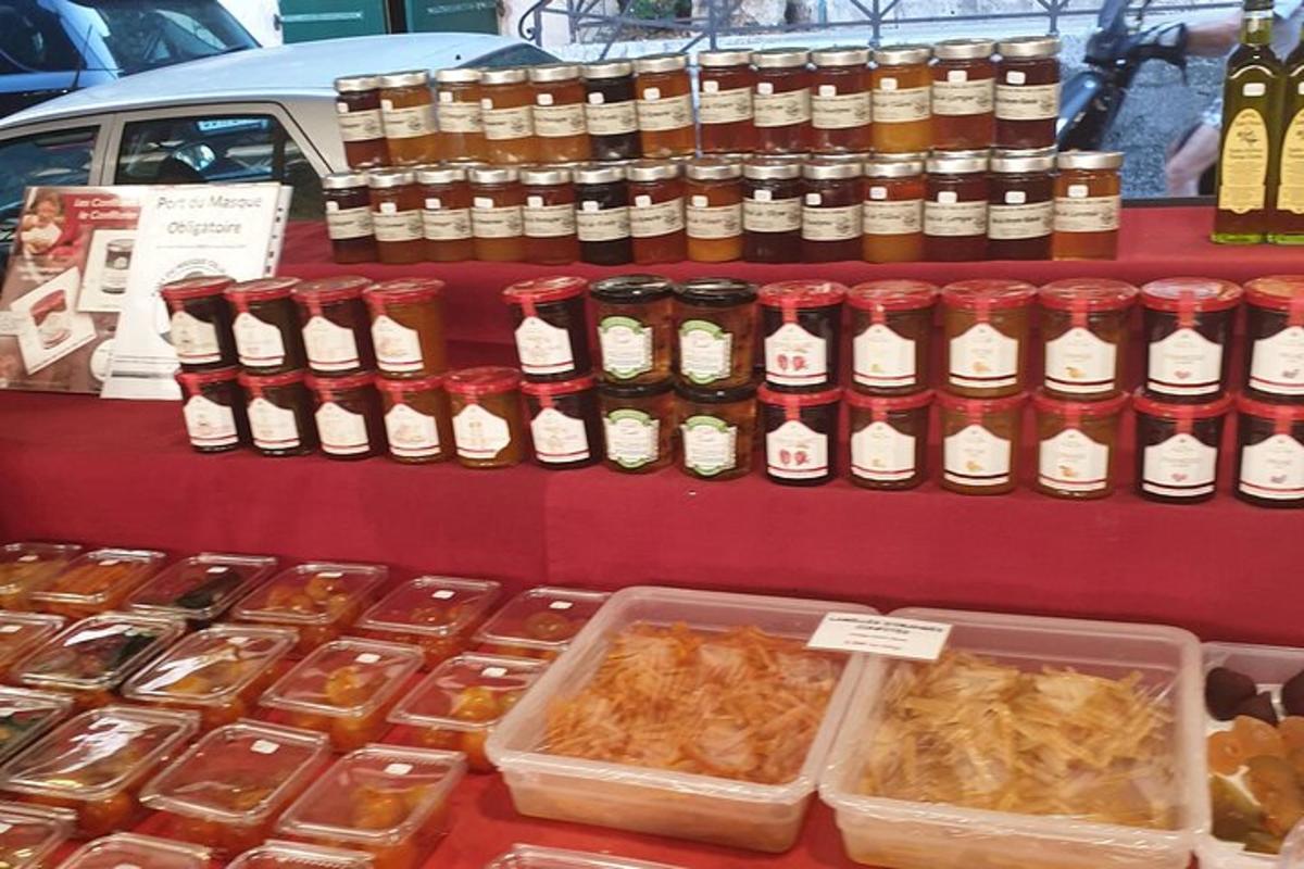 uma exposição em uma loja repleta de diferentes tipos de alimentos