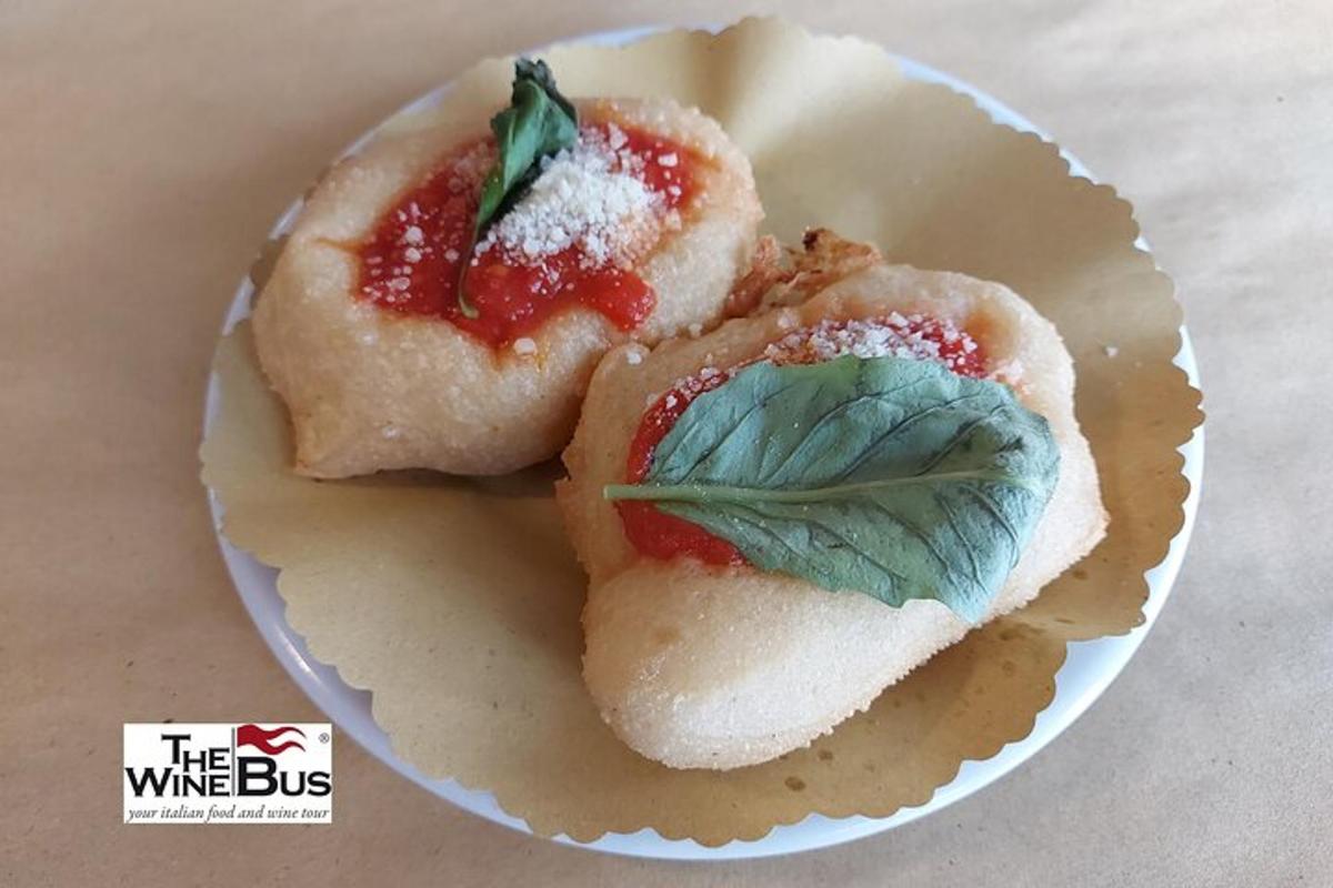 pinggan putih dengan dua sandwic dengan sos strawberi