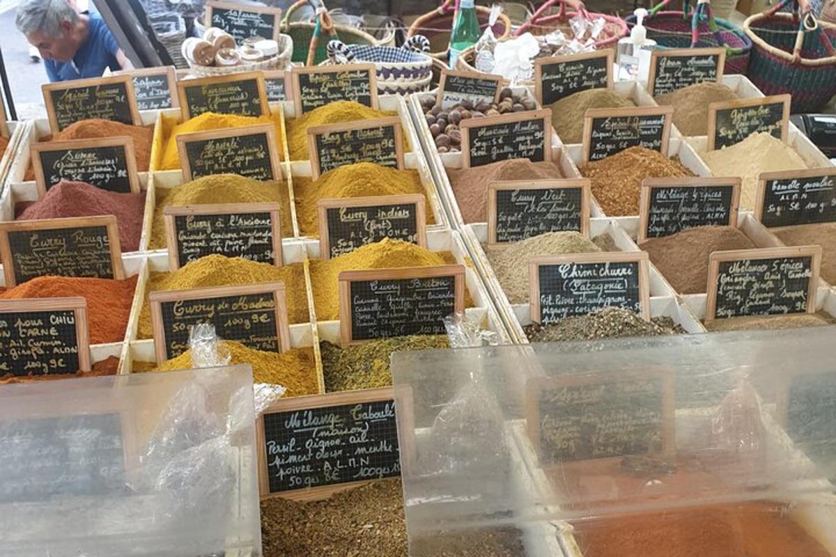 una mostra di spezie in vendita in un mercato