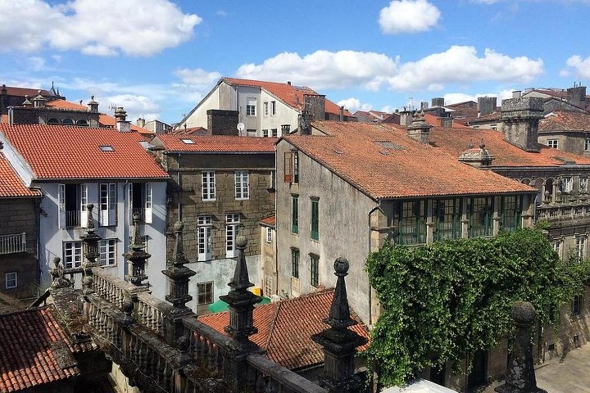 uma vista de uma cidade com edifícios e telhados