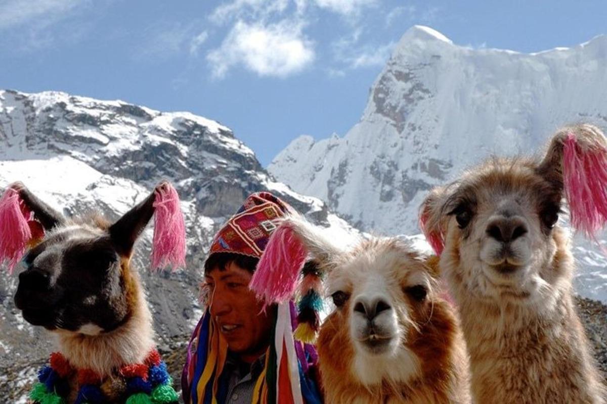 un uomo con tre lama in cima a una montagna