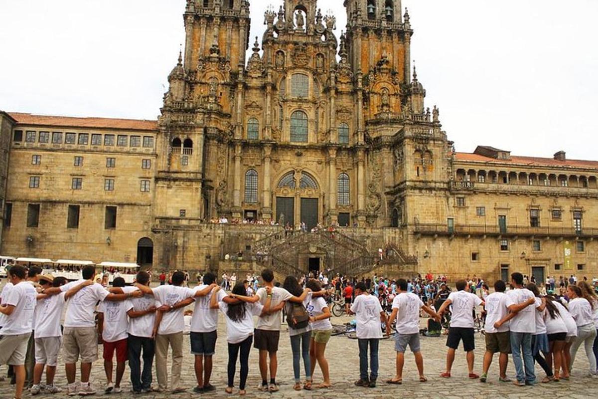 um grupo de pessoas de camisas brancas em frente a um prédio