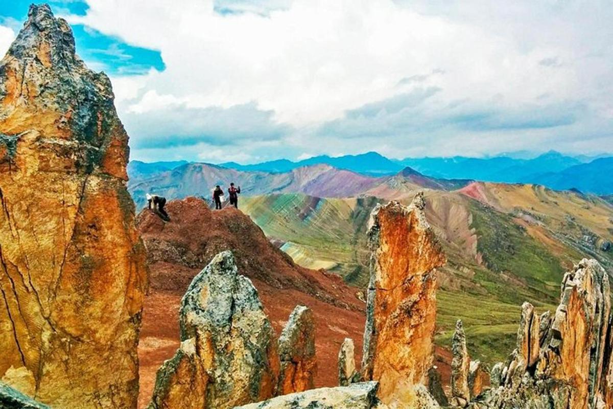 eine Gruppe von Menschen steht auf einem Berggipfel