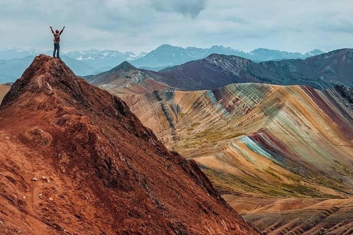 un uomo in piedi sulla cima di una montagna