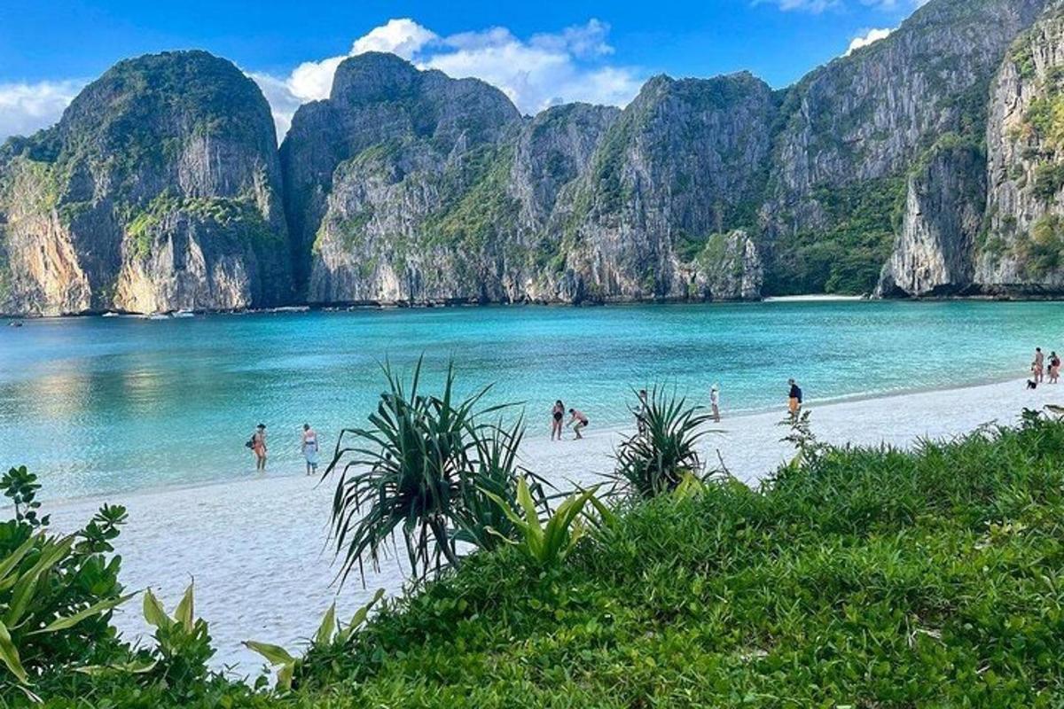 un gruppo di persone su una spiaggia in acqua