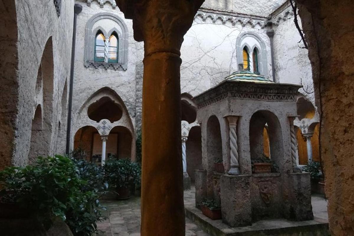 ένα παλιό κτίριο με παράθυρα και μια κολόνα σε μια αυλή