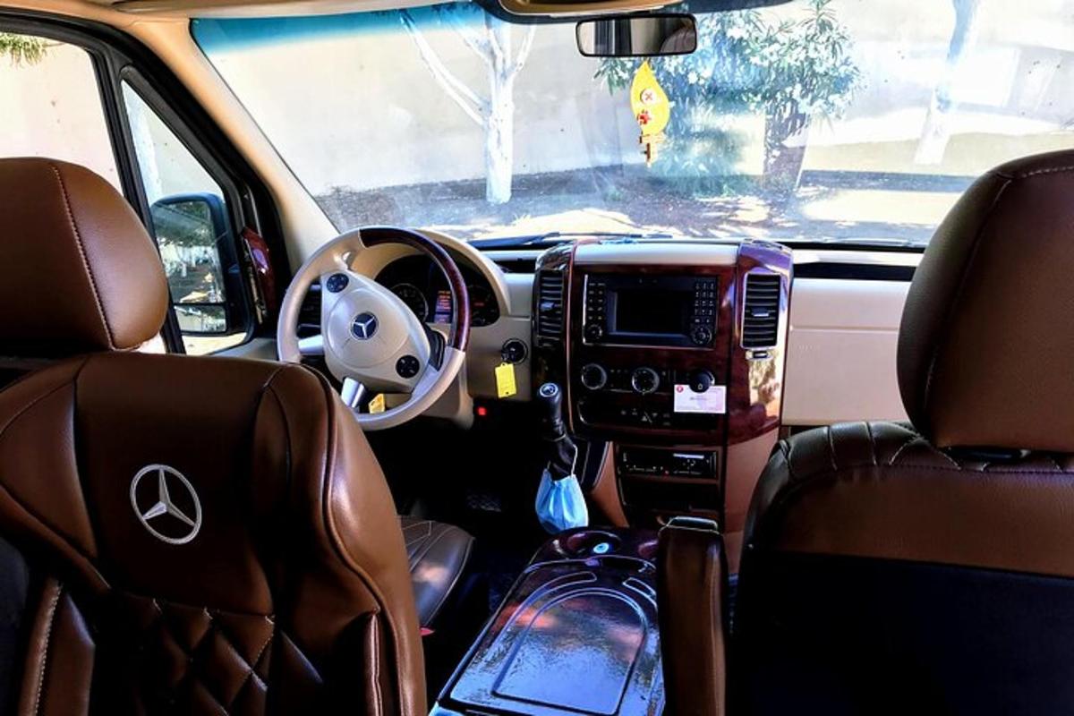 una vista dell'interno di un'auto