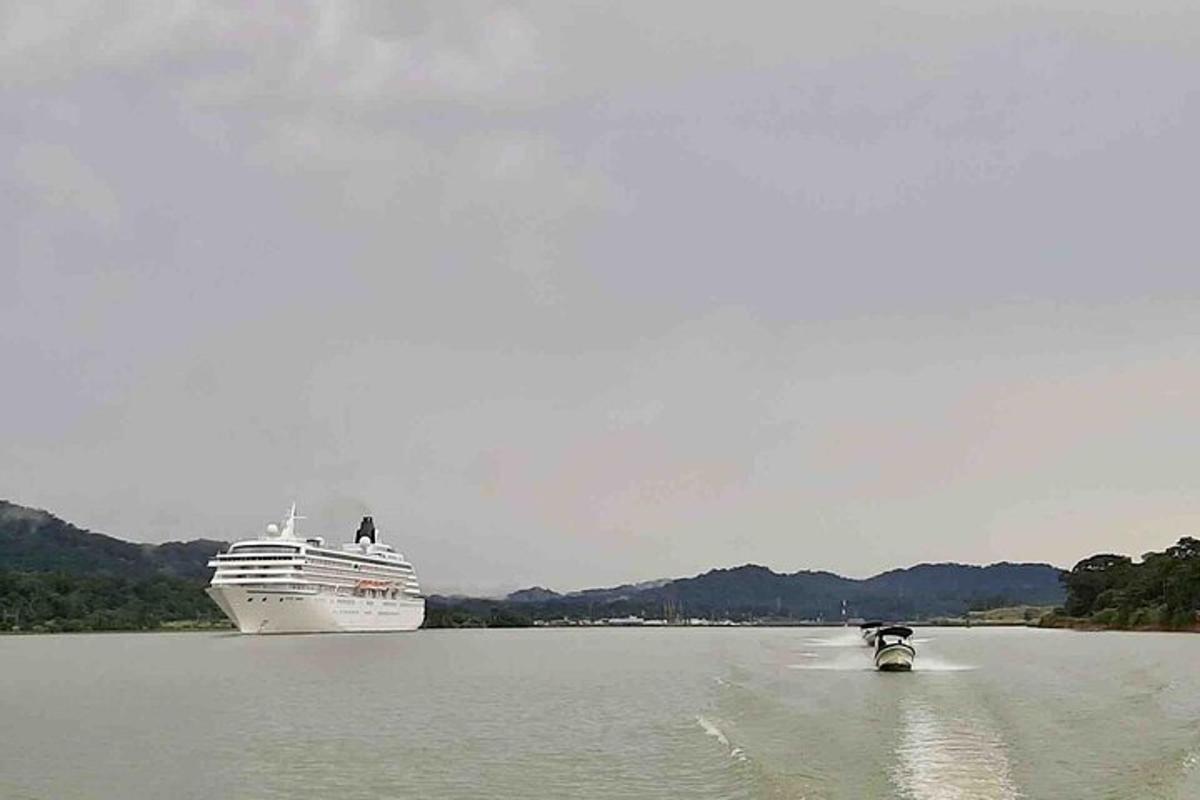 kapal pesiar di air dengan perahu