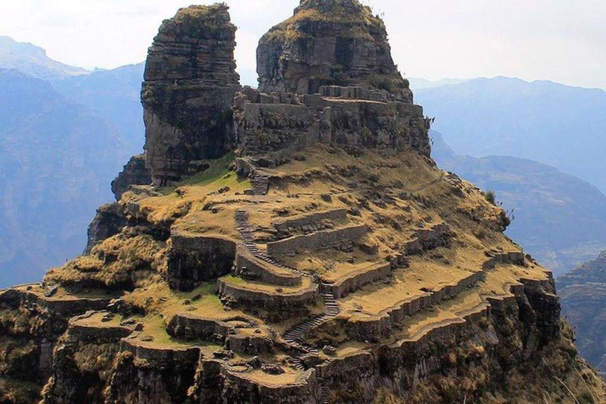 una montaña con un templo en la cima