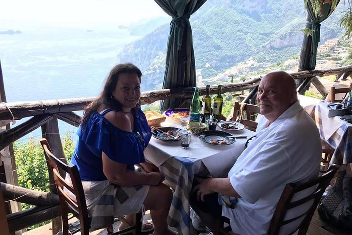 un uomo e una donna seduti a un tavolo