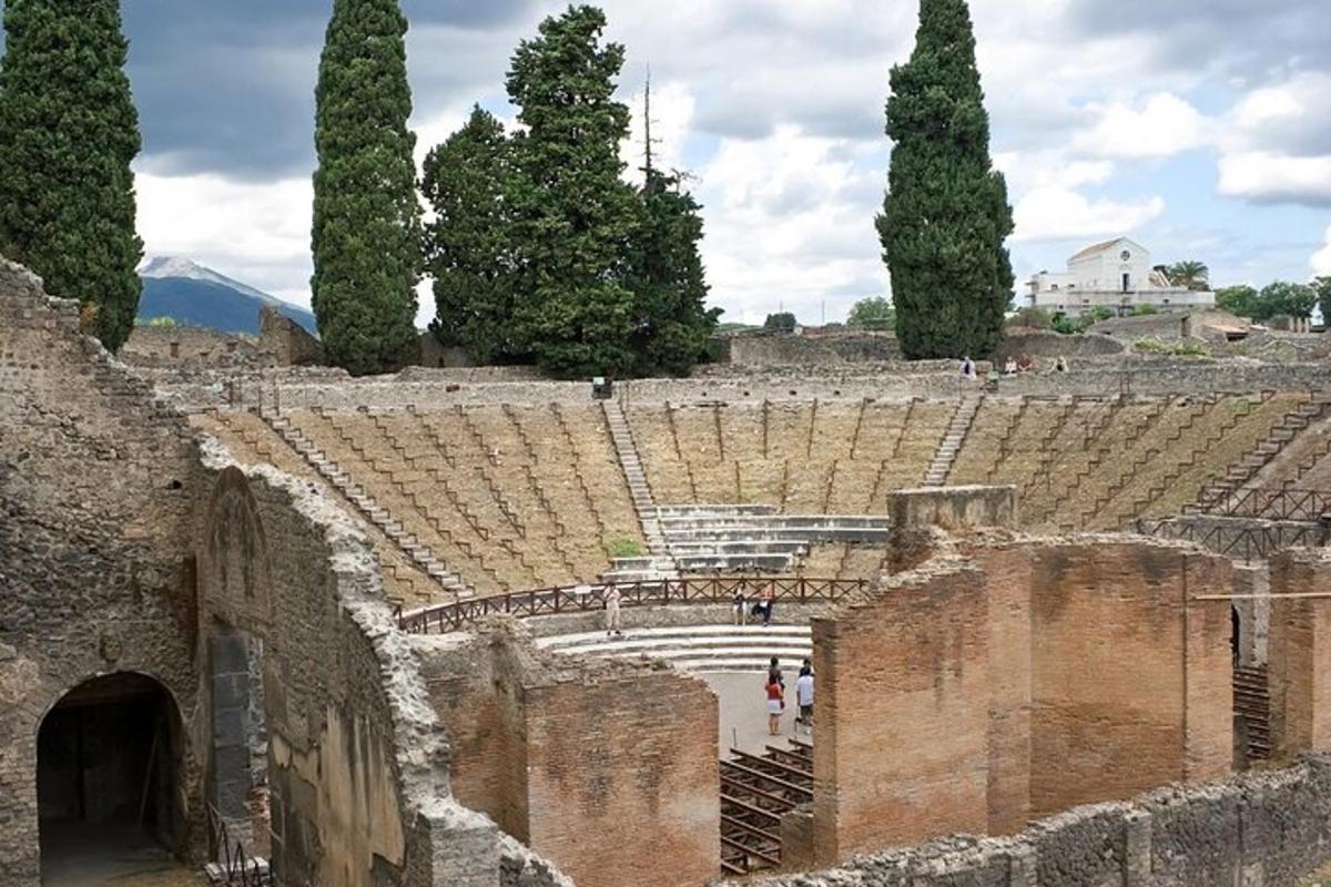 un anfiteatro con alberi e persone che lo attraversano
