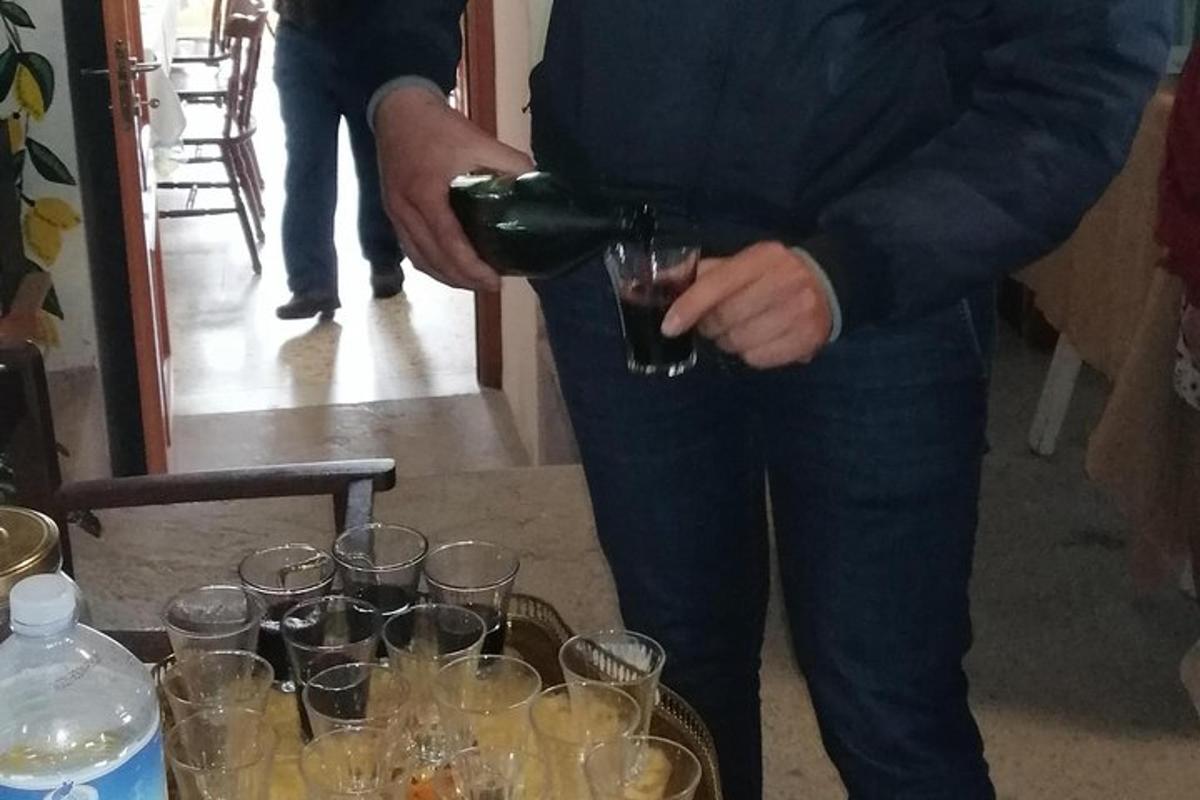 un uomo che versa il vino nei bicchieri su un tavolo