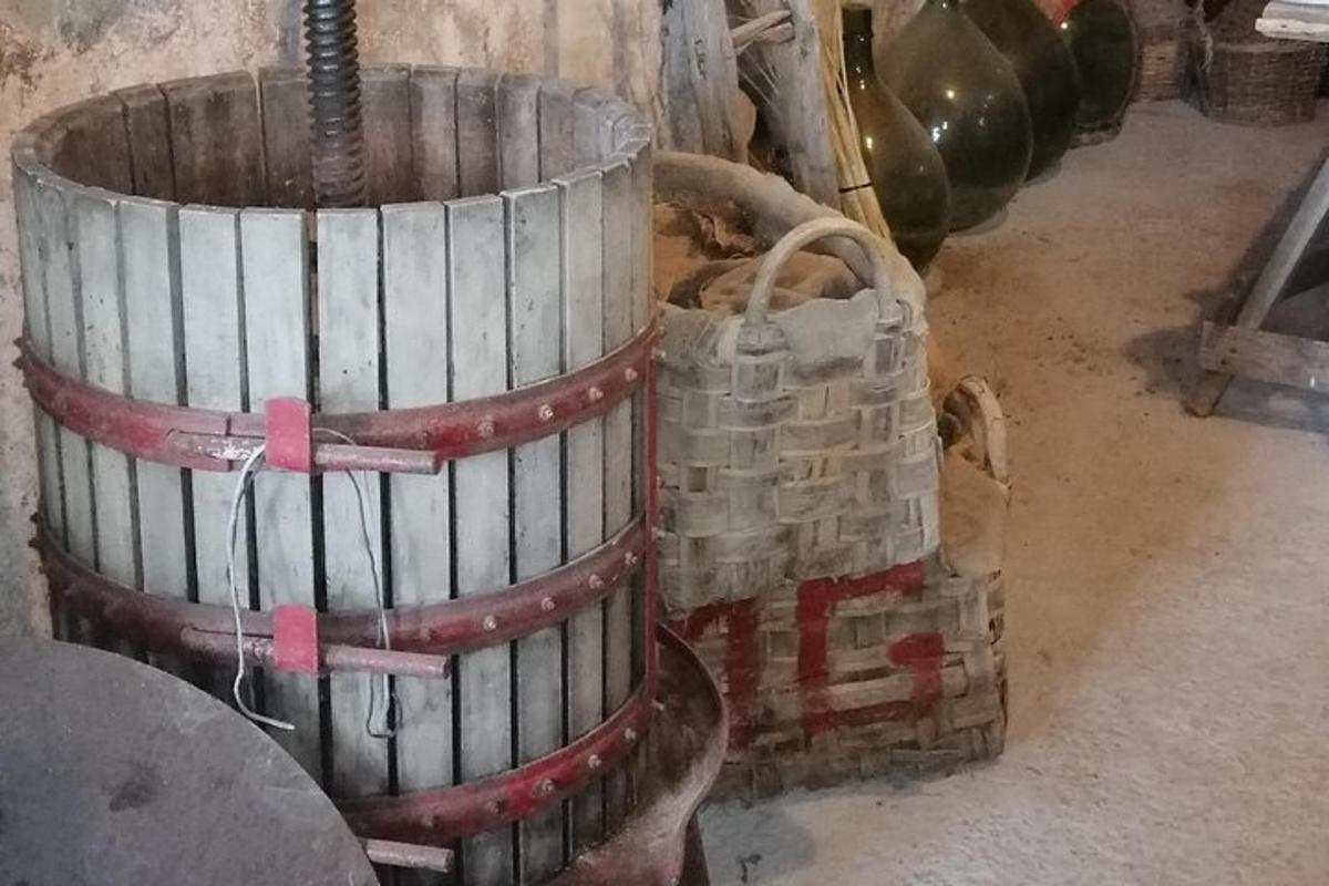 o pereche de butoaie de vin așezate pe podea
