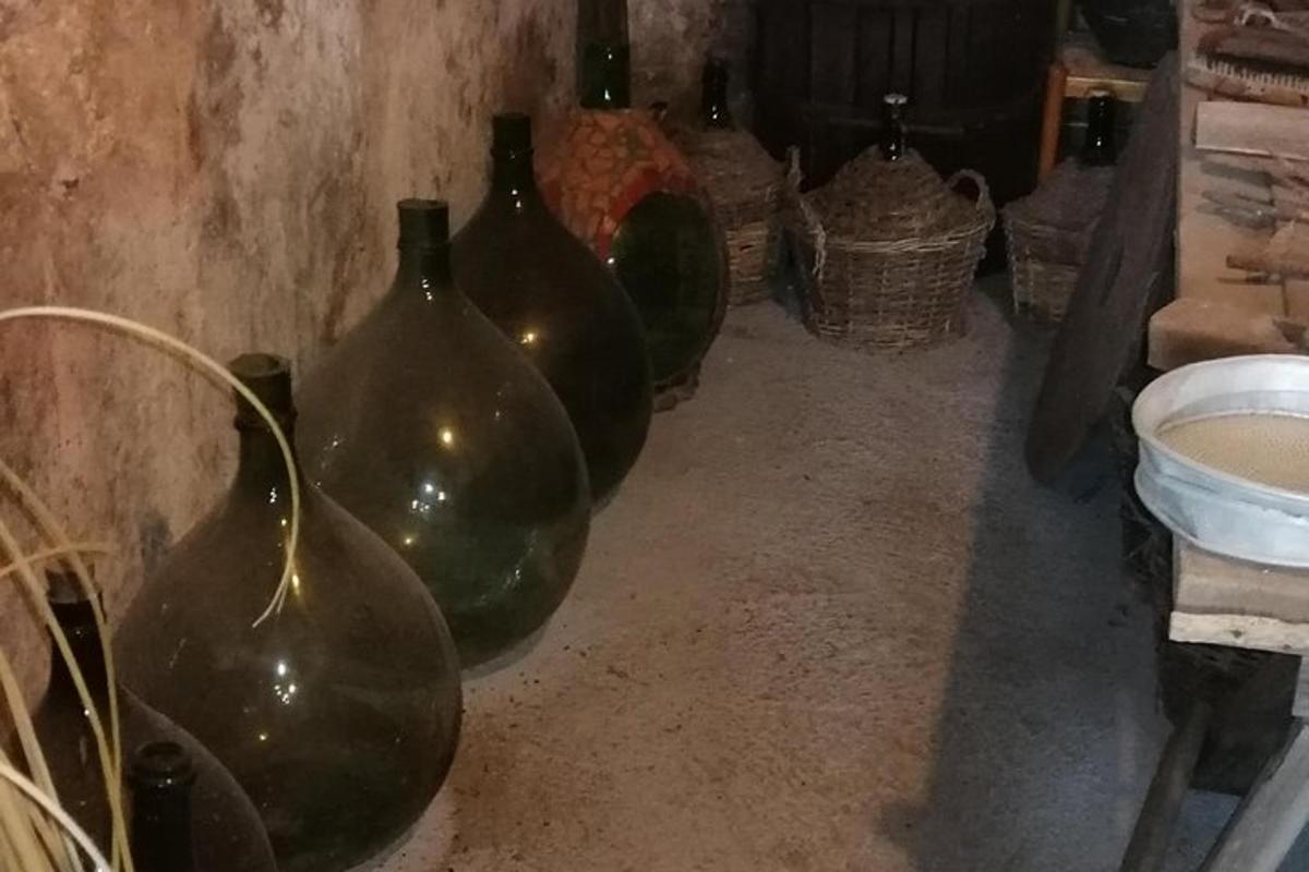 un rând de vaze verzi aliniate lângă un perete