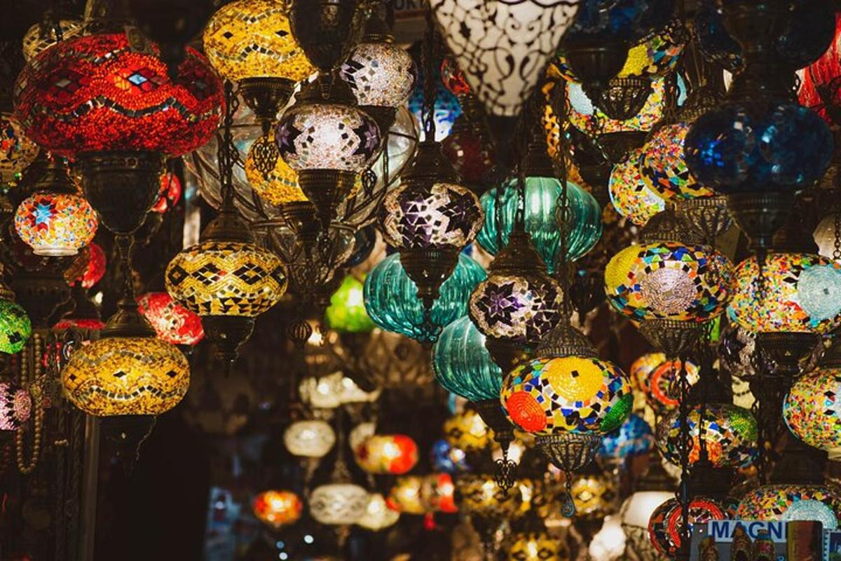 um monte de luzes coloridas penduradas em uma loja