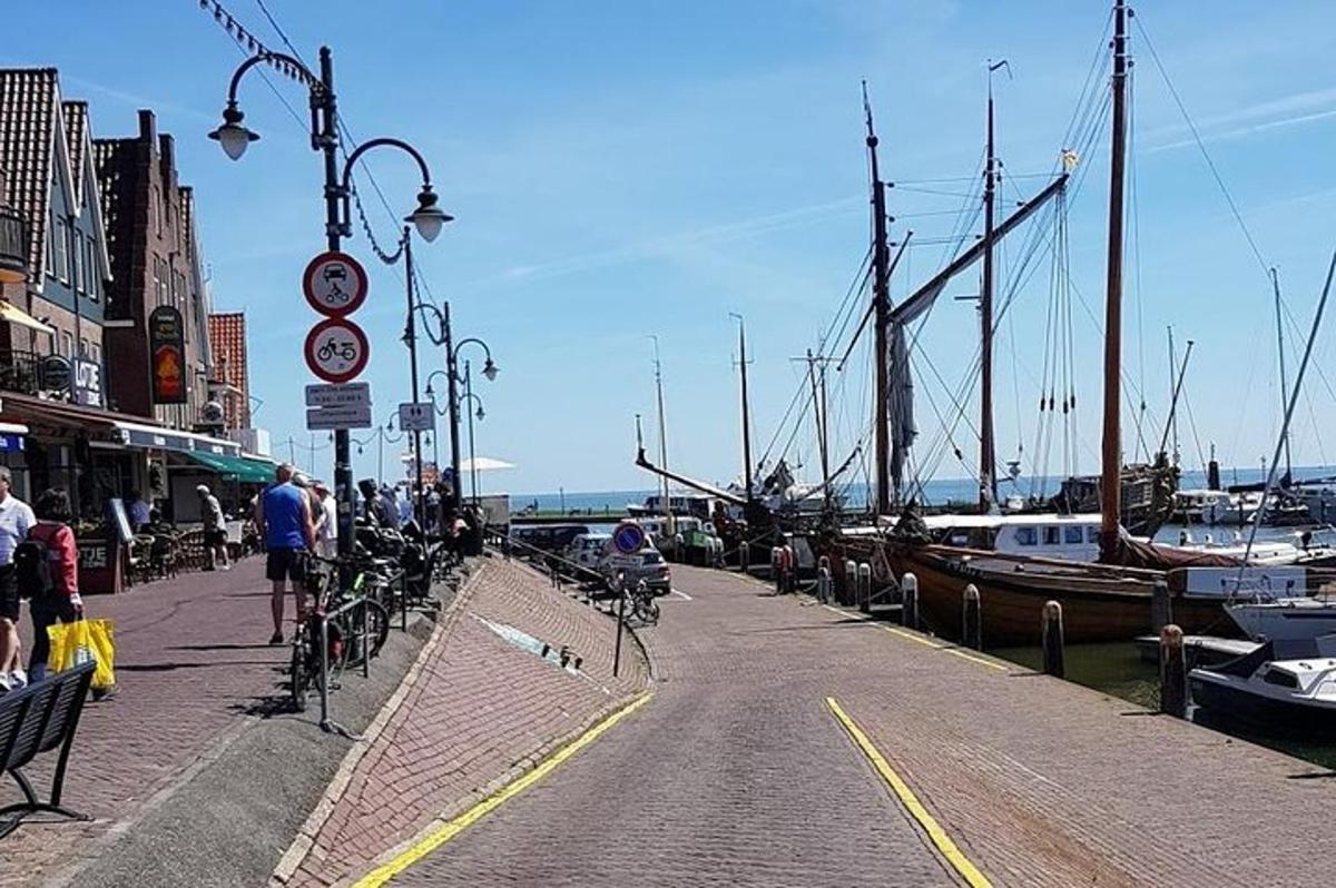 egy kikötő hajókkal és emberekkel a mólón