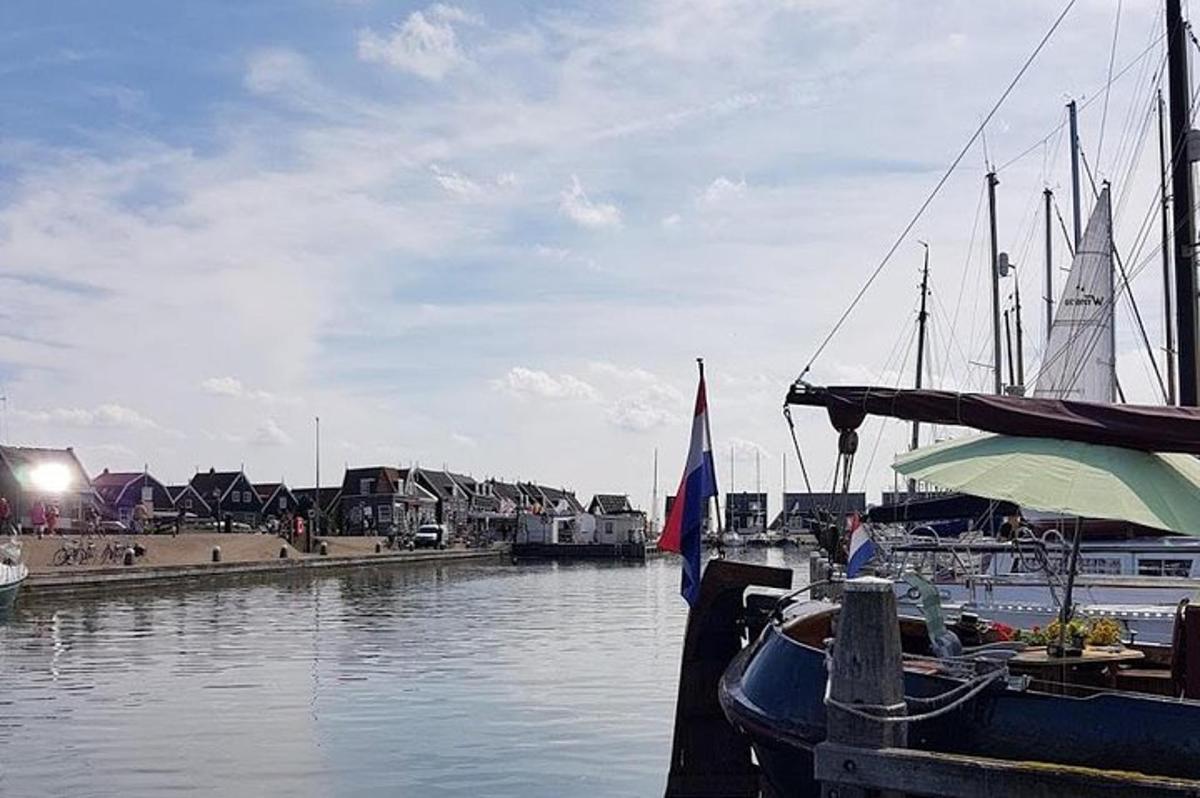 una barca è attraccata a un molo in acqua