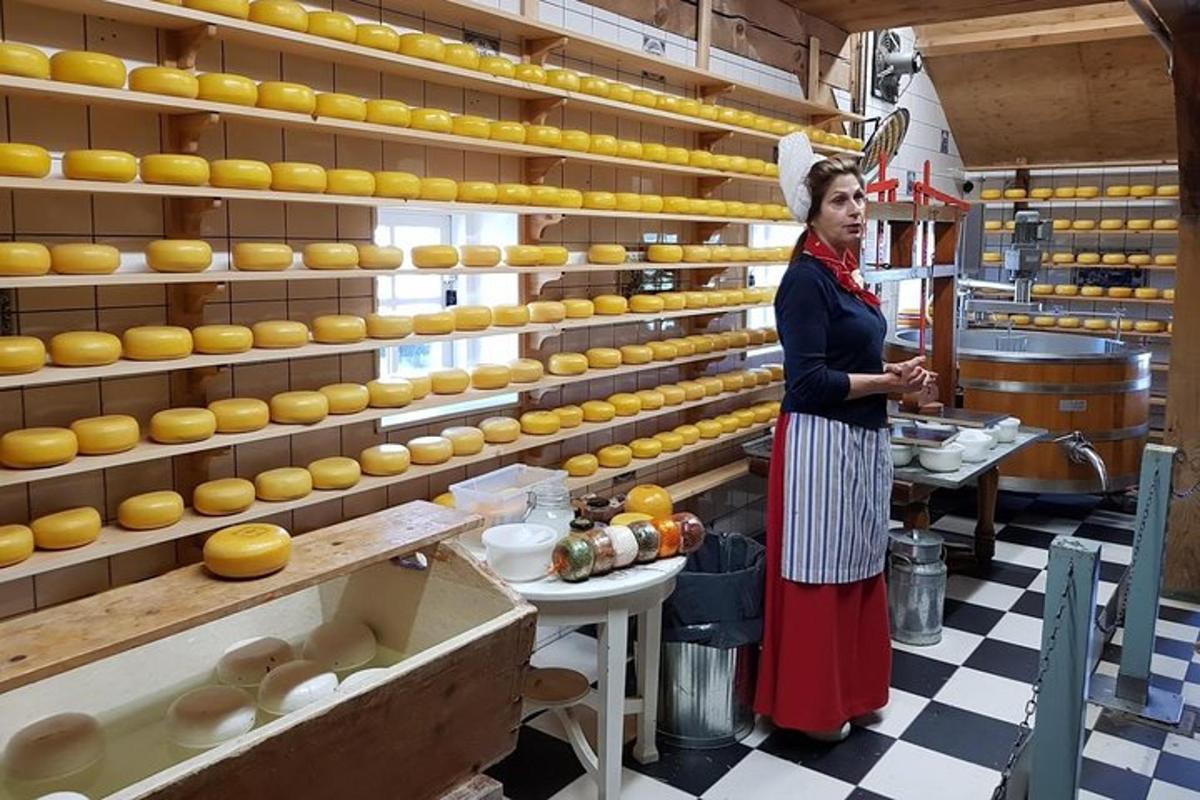 una donna in piedi in una cucina con un sacco di formaggio