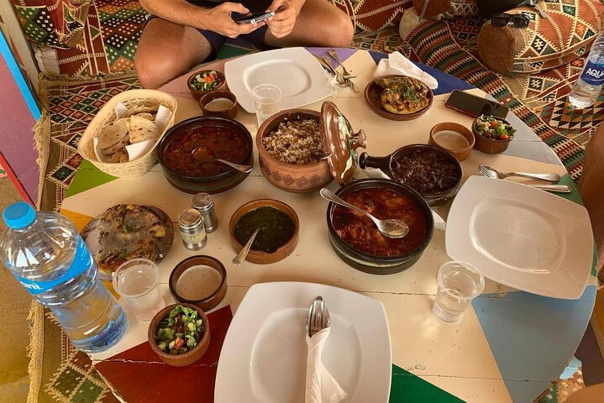 meja penuh dengan piring makanan di atas meja