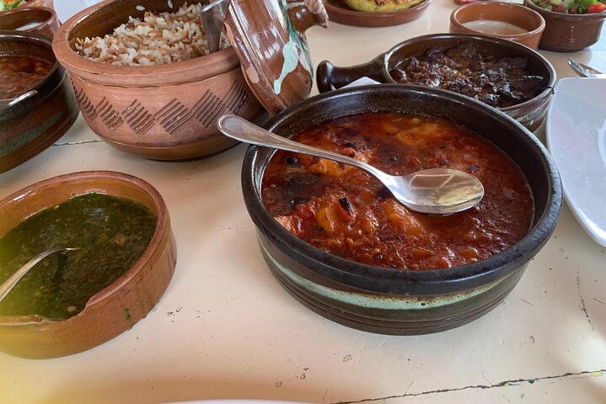 hrnec chilli s lžičkou v něm na stole