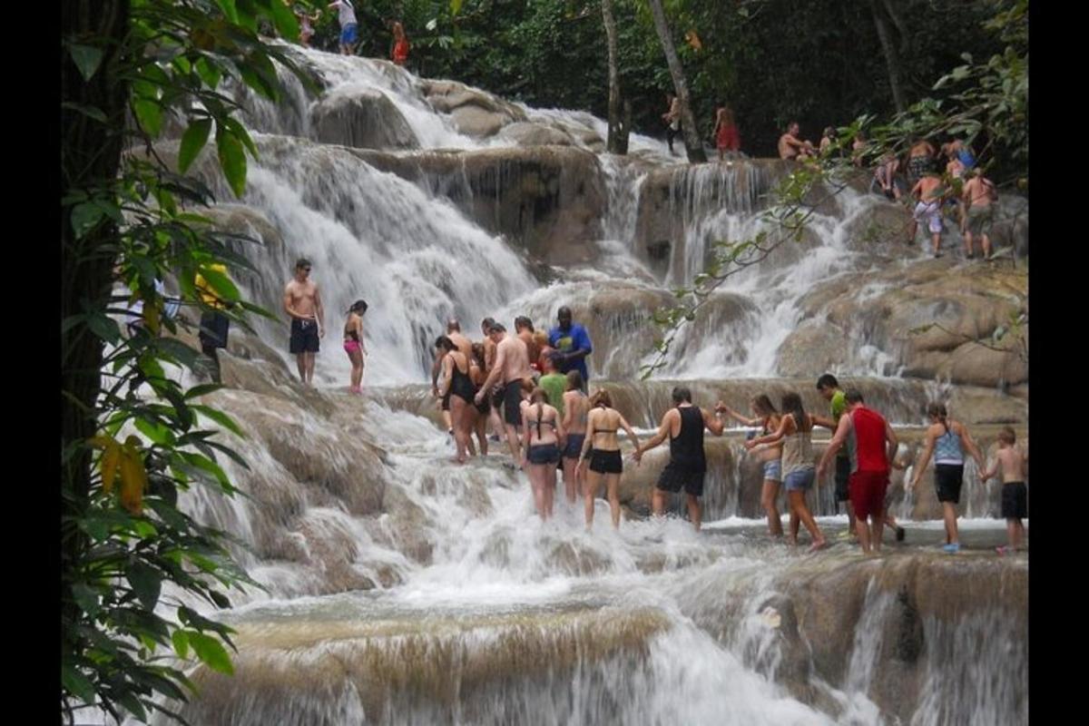 un gruppo di persone in piedi in una cascata