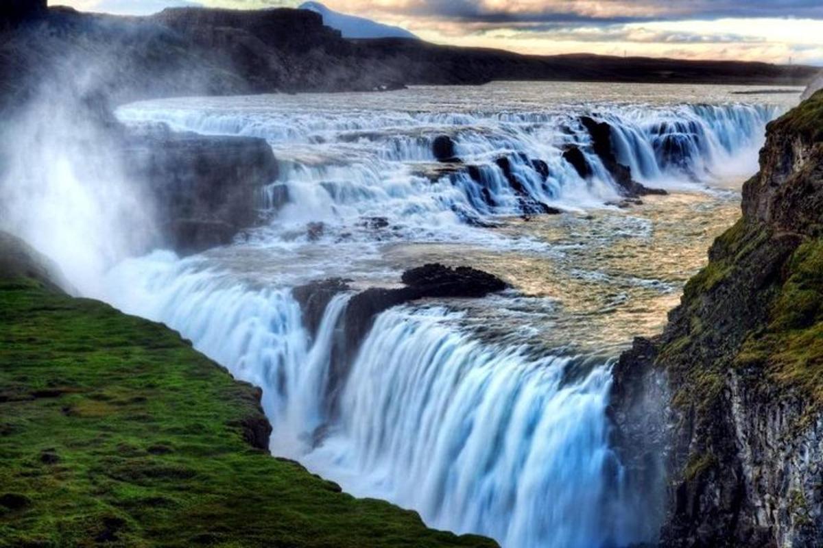 foss á klettahlíð