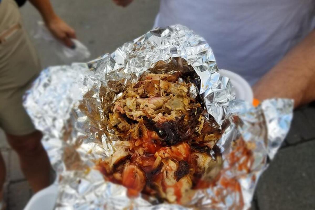 un pezzo di cibo avvolto in un foglio di stagnola