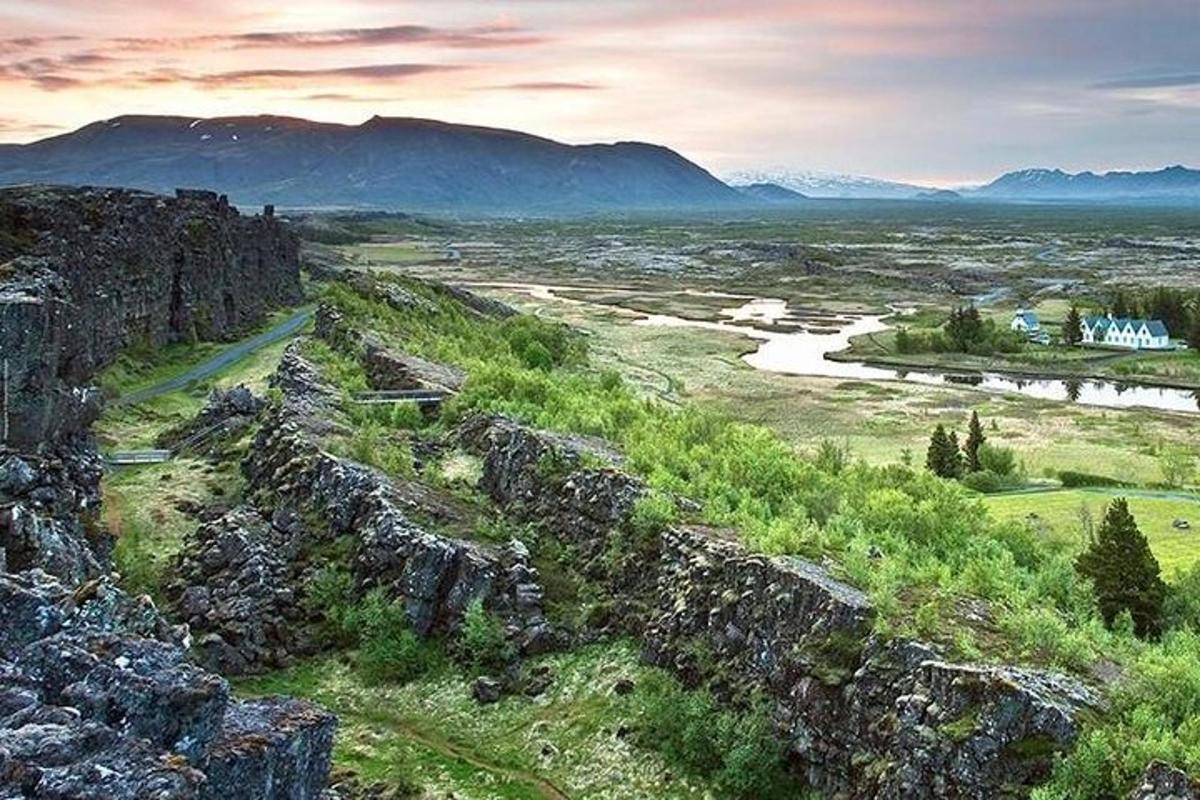 útsýni yfir dal með á og fjöllum