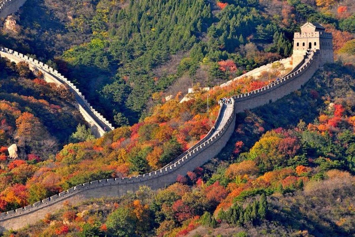 uma imagem da grande muralha no outono