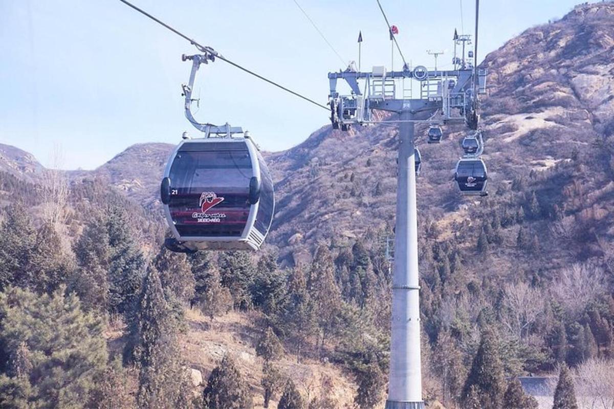 um grupo de gôndolas em um teleférico nas montanhas