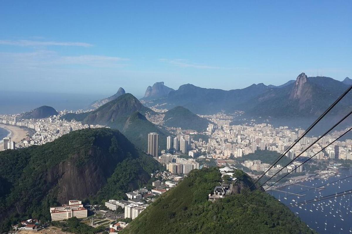 Una vista de una ciudad desde un teleférico