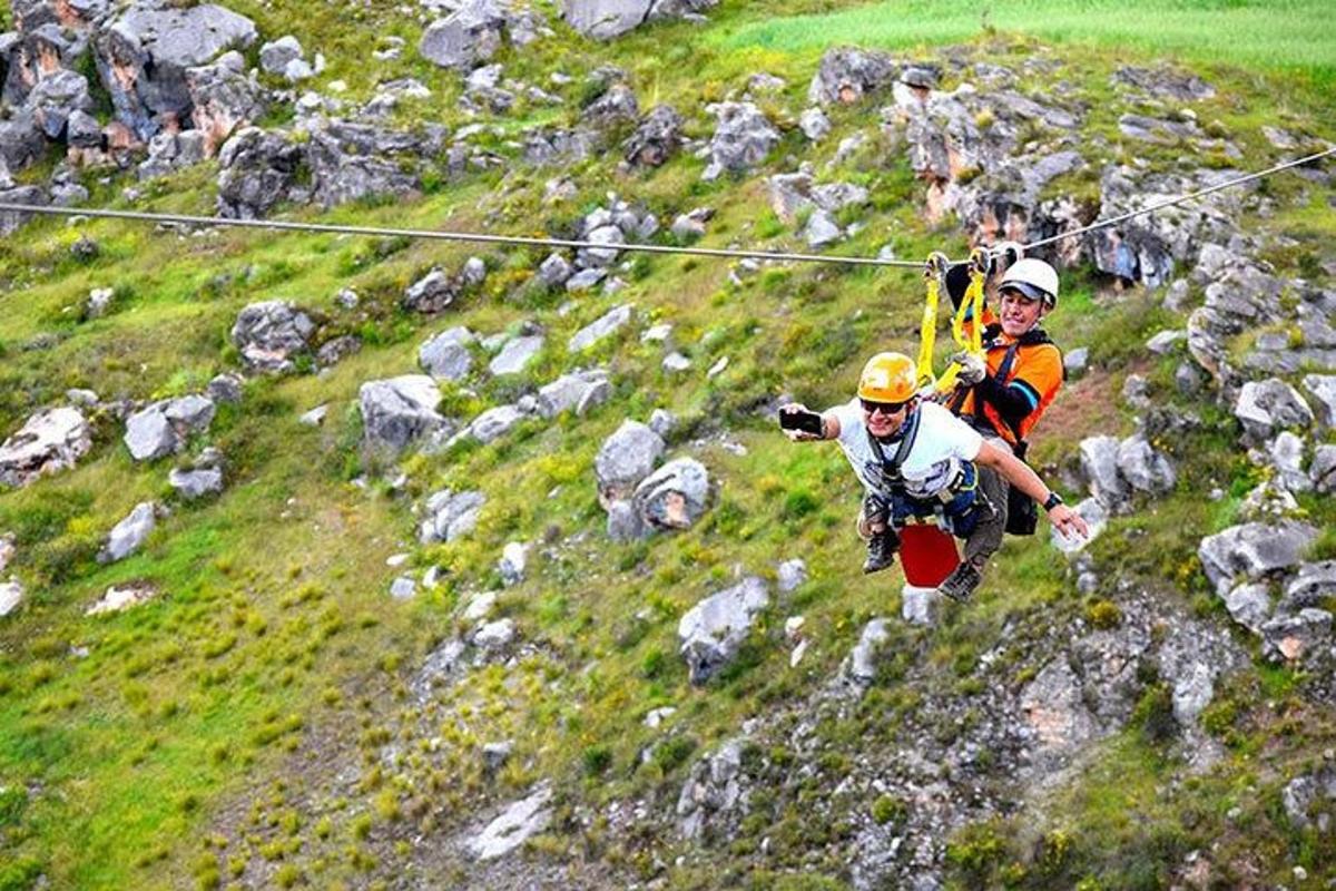 dva lidé jezdí na zipline na Skalnaté hoře