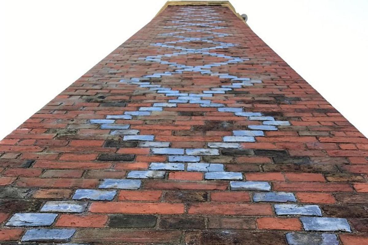 uma torre de tijolos com um coração no topo