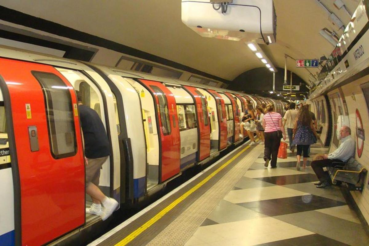 una estació de metro amb gent esperant un tren