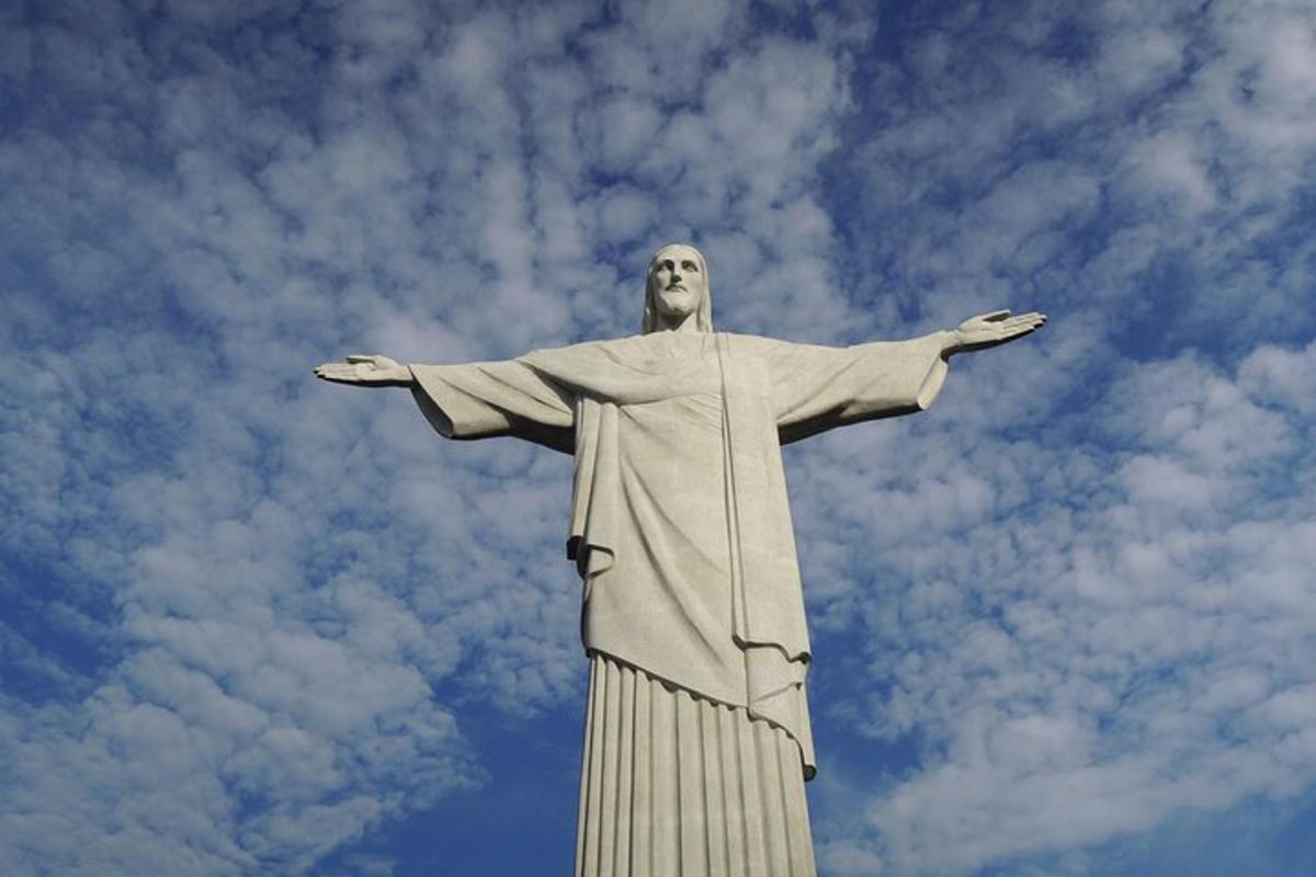 Una estatua de Cristo Redentor contra un cielo nublado