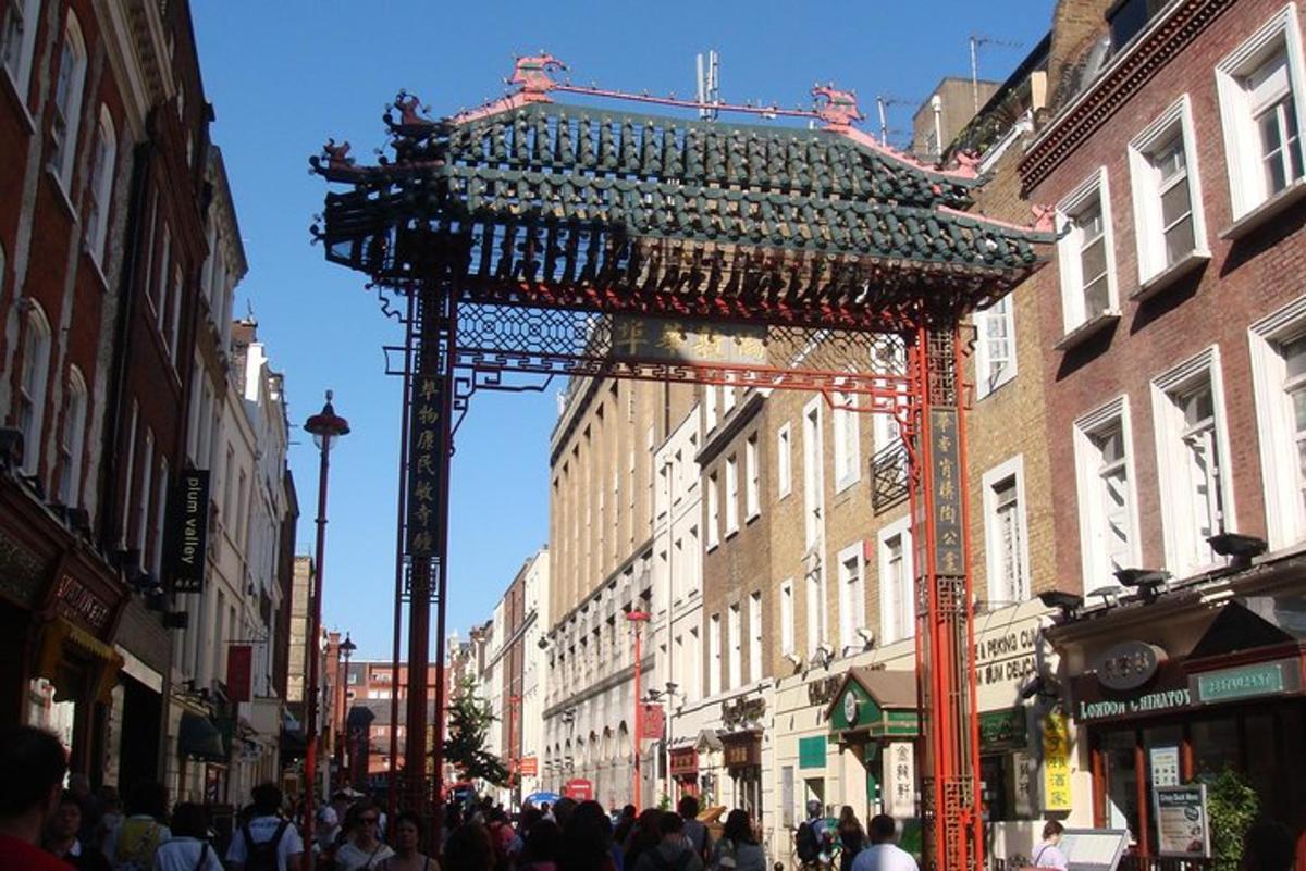 una multitud de gent caminant per un carrer de la ciutat