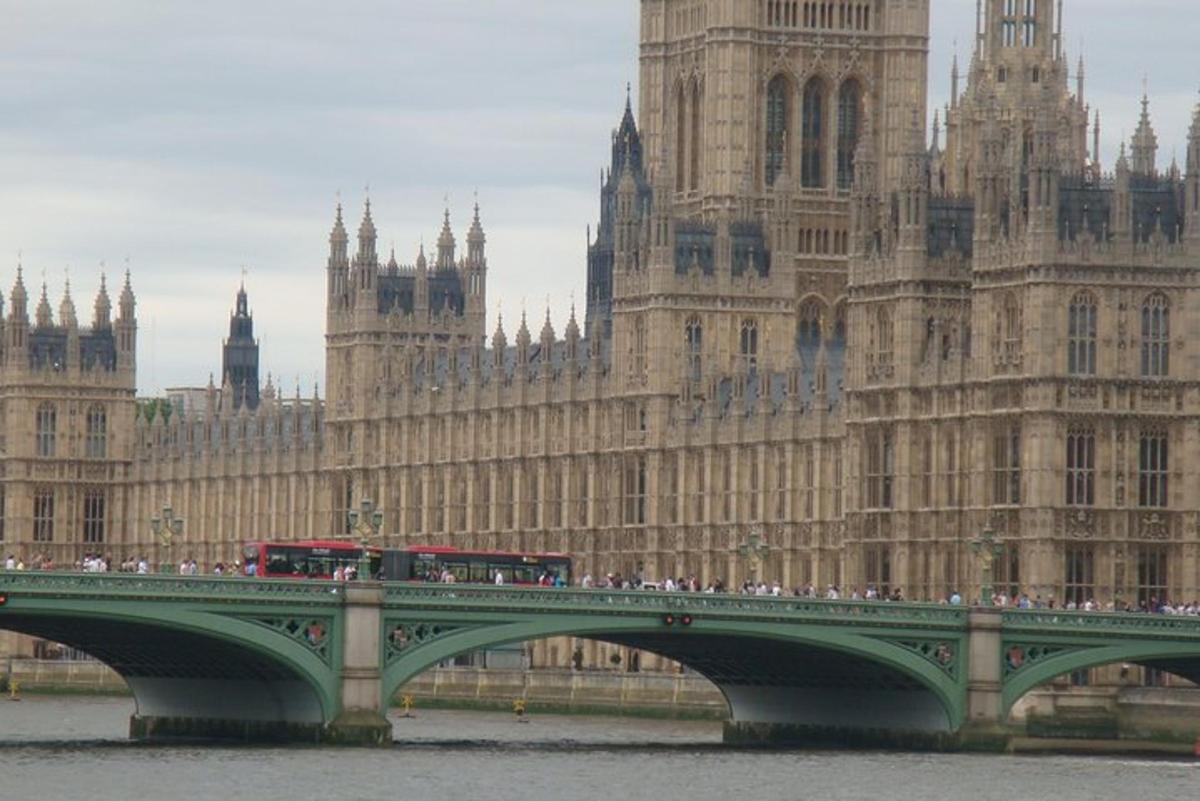 ένα λεωφορείο σε μια γέφυρα μπροστά από ένα μεγάλο κτίριο