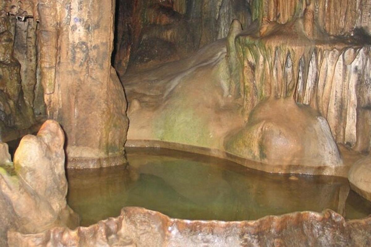 uma pintura de uma poça de água em uma caverna