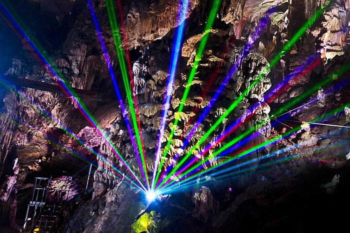 uma caverna com luzes coloridas no teto