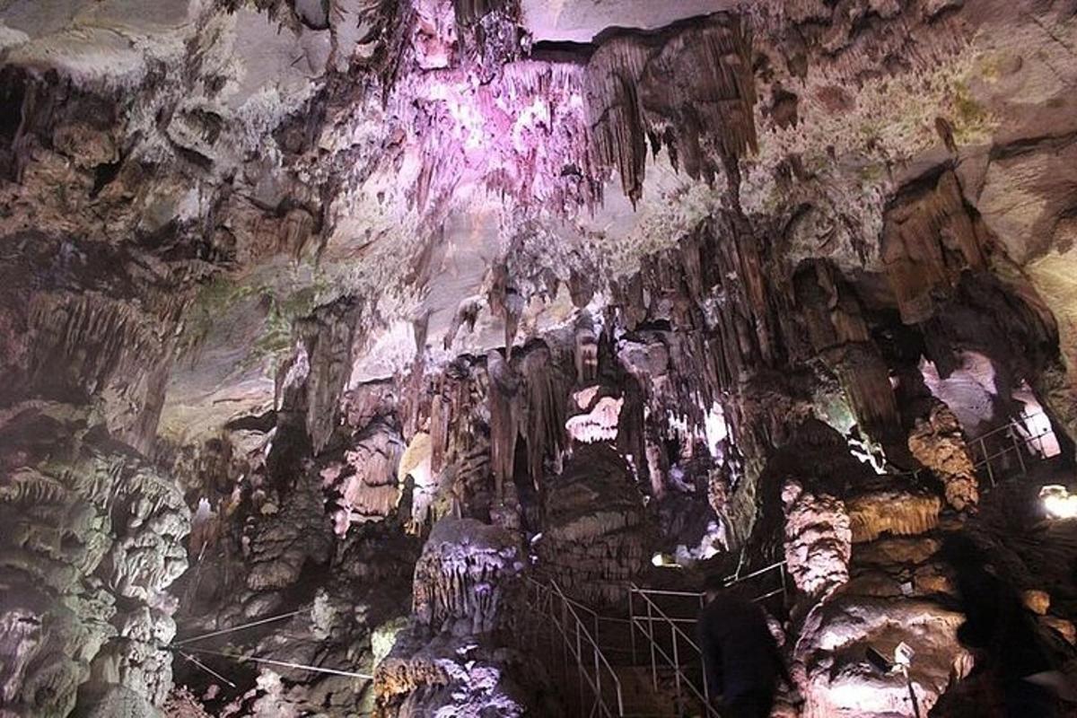 una grotta con una parete rocciosa viola