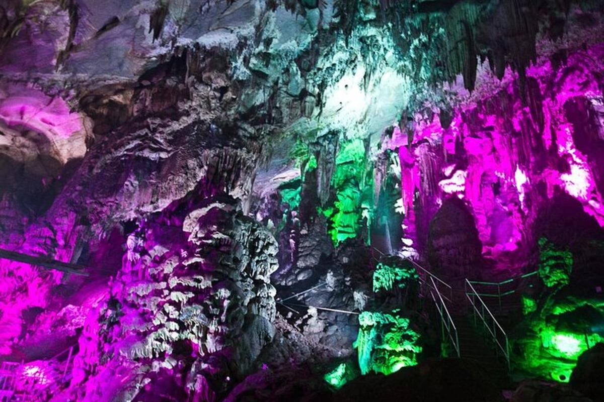 uma caverna com luzes rosa e verdes
