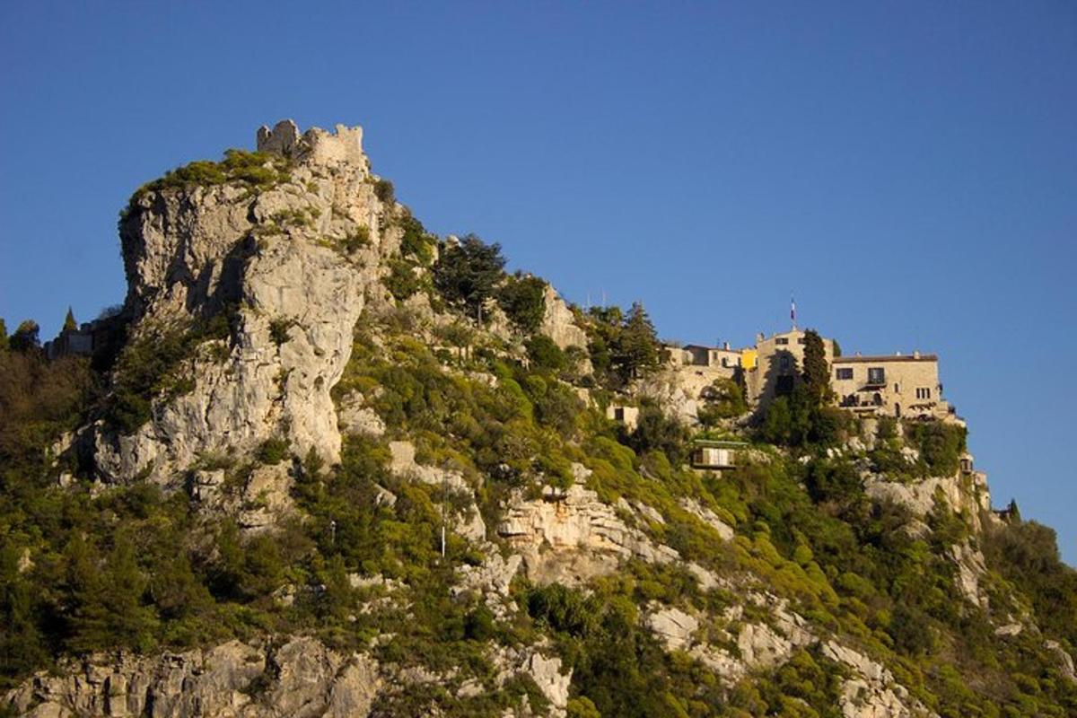 un edificio sul fianco di una montagna