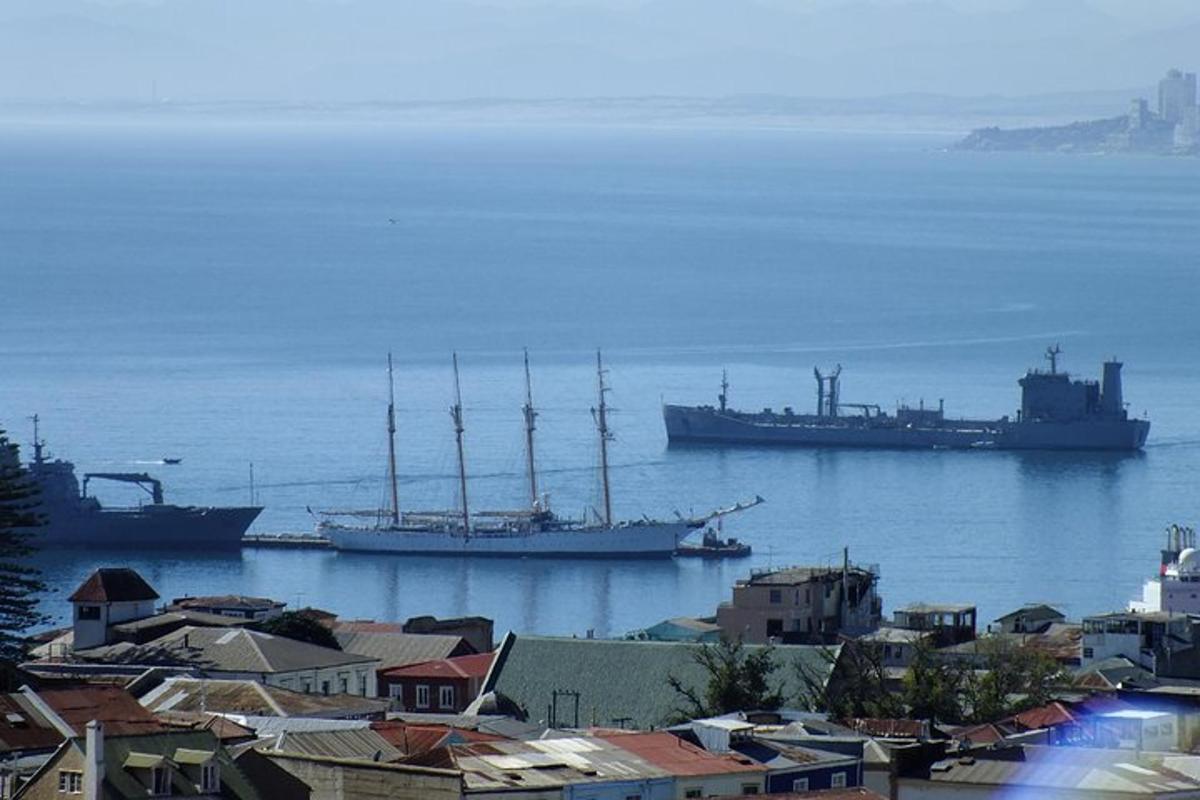 due navi sono attraccate in acqua vicino a una città