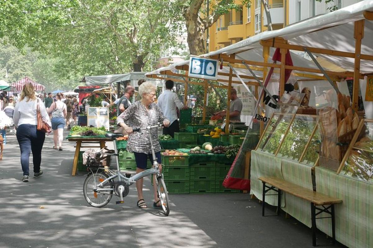 una donna in bicicletta in un mercato all'aperto