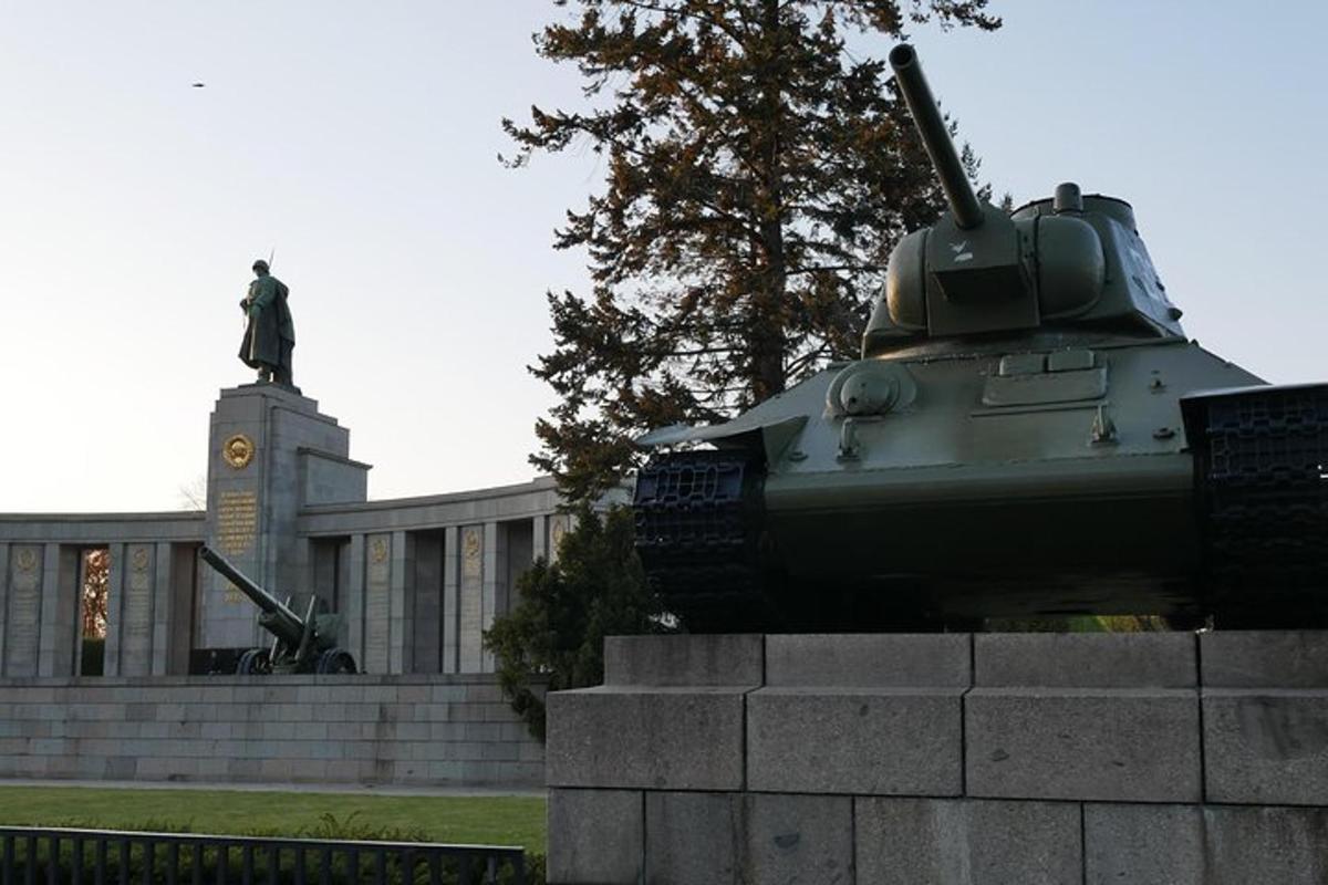 una statua di un carro armato di fronte a un edificio