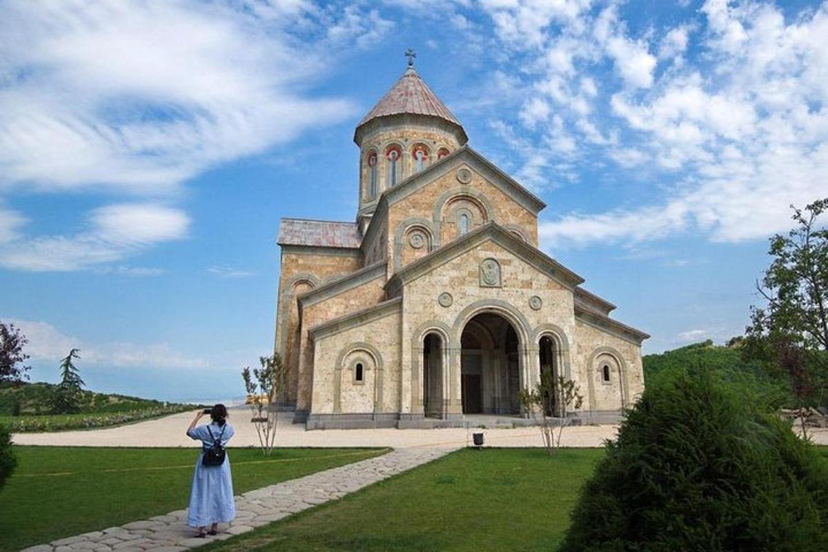 μια γυναίκα στέκεται μπροστά σε μια εκκλησία