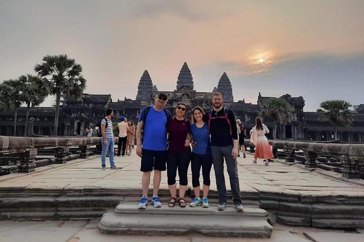 eine Gruppe von Menschen steht vor einem Tempel